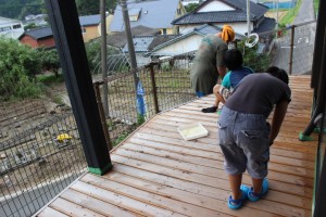 ウッドデッキ　防腐剤塗る