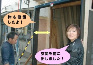 玄関の建具枠設置