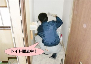 トイレ撤去中