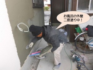 お風呂の外壁二度塗り中！