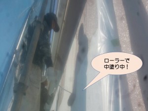 ローラーで中塗り中