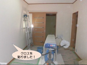 採光窓を設置したお部屋にクロスを貼りました！