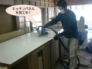 キッチンパネル加工中