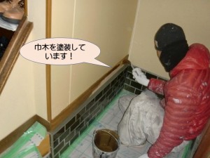 岸和田市下池田町の玄関の巾木塗装
