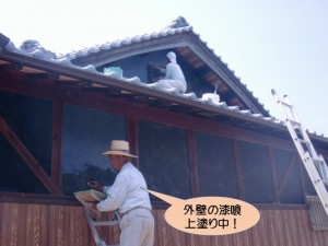 外壁の漆喰上塗り中！