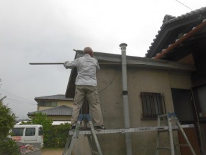 屋根に水切りの型枠設置