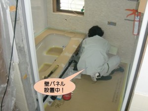 壁パネル設置中