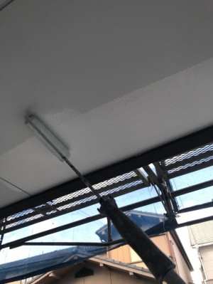 駐車スペースの天井を塗装