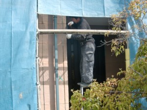 外壁塗装で外壁目地シーリングの修理　1日目 　岸和田市加守町