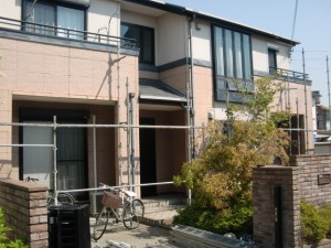 外壁塗装で下地塗りの工程の紹介です　足場の設置　　岸和田市加守町