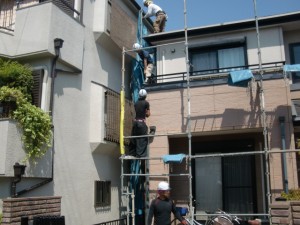 外壁塗装で足場の設置　工事1日目　岸和田市加守町