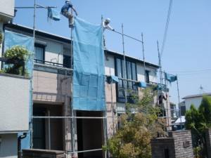 外壁塗装で足場の設置　工事1日目　岸和田市加守町