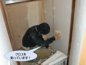 トイレの壁にクロスを貼っています