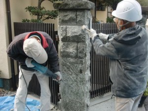 門柱ハツリ中