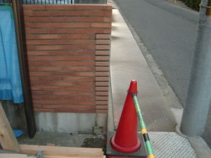 伸縮ゲートの撤去跡のタイル復旧