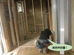 洗面所の建具枠設置