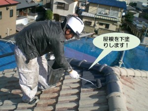 屋根を下塗り