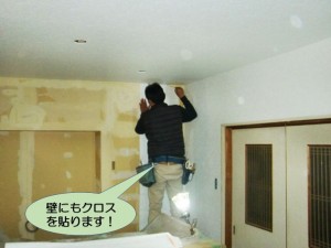 壁にもクロスを貼ります