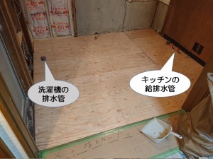 キッチンの床に構造用合板を張ります