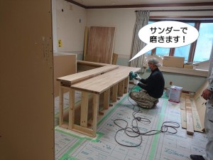 サンダーで磨きます