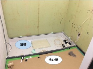 浴槽と洗い場の床を設置