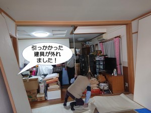 引っかかった建具が外れました