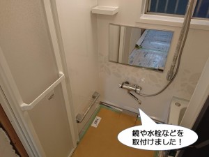 鏡や水栓などを取付け