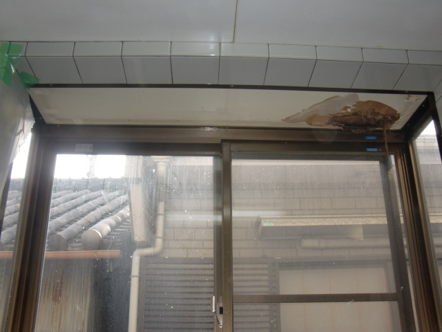 雨漏りで腐食した出窓の天井