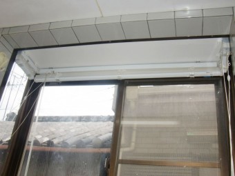 雨漏りで腐食した出窓の天井を張り替え