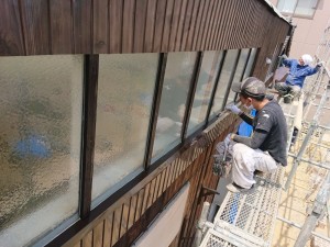 木製の窓枠を塗装
