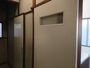 貝塚市の洗面所とトイレの建具入替