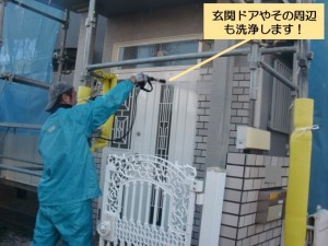 阪南市の玄関ドアなどを洗浄