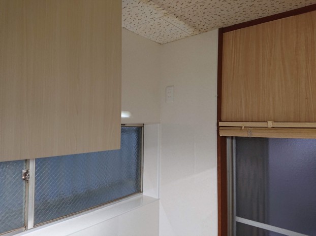 貝塚市のキッチンの窓周りにもキッチンパネルを貼りました