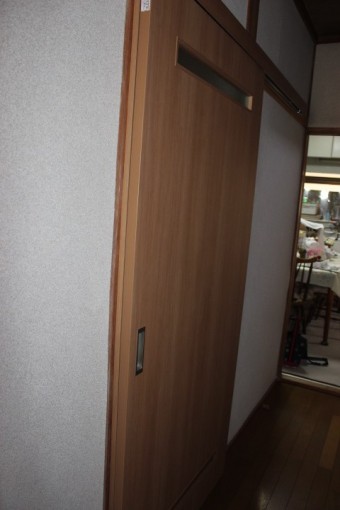 岸和田市の洗面所のドアをアウトセットの引き戸に