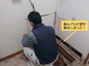 和泉市の洗面所の傷んだ壁を撤去