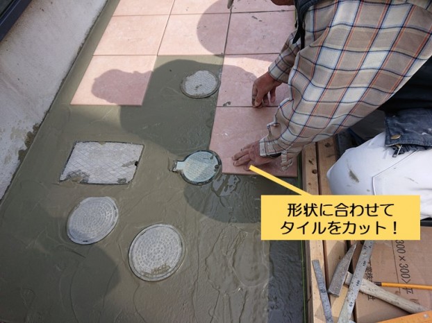 和泉市の土間の形状に合わせてタイルをカット