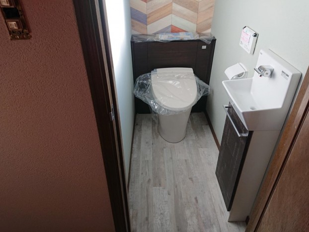 和泉市のトイレに便器と手洗い器を設置