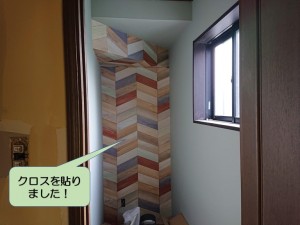 和泉市のトイレにクロスを貼りました