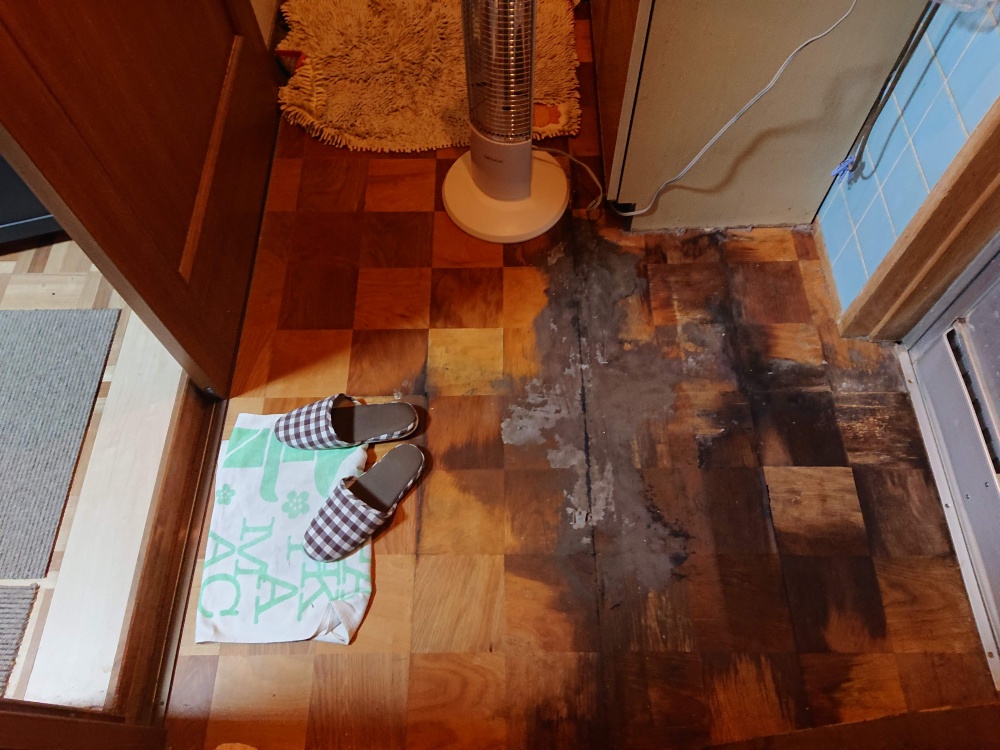 泉佐野市の洗面所の腐食した床
