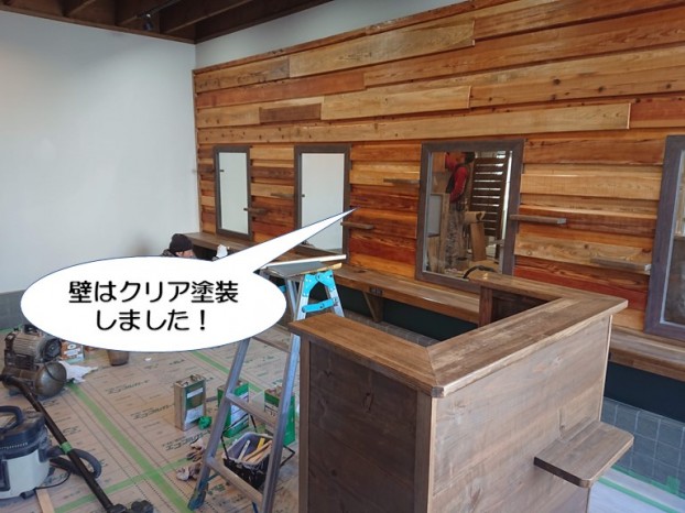 和泉市の板張りの壁はクリア塗装