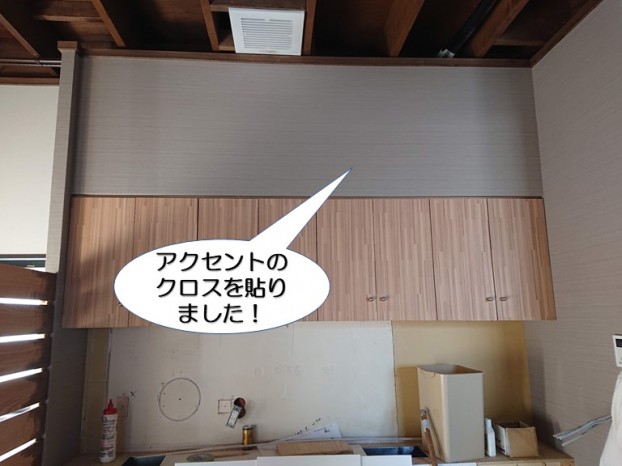 和泉市の店舗の壁にアクセントのクロスを貼りました