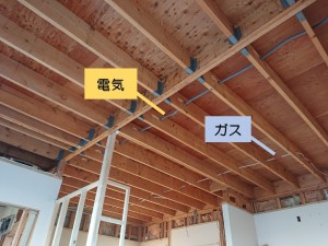 和泉市の天井に電気とガスの配管・配線を通しました！