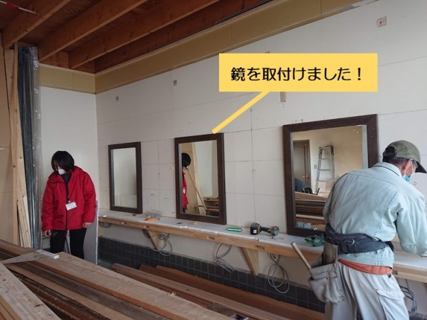 和泉市の美容室のカット台の鏡を設置