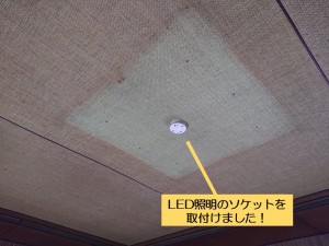 泉南市の洋室にLED照明のソケットを取付け