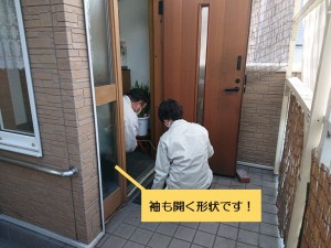 和泉市の玄関ドアは袖も開く形状になります