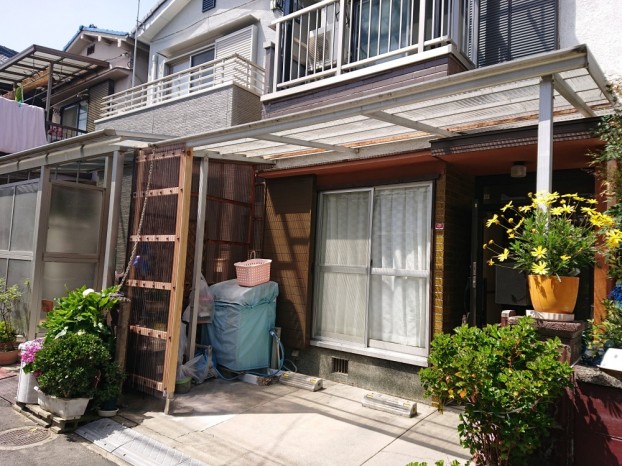 熊取町の波板の雨除け壁