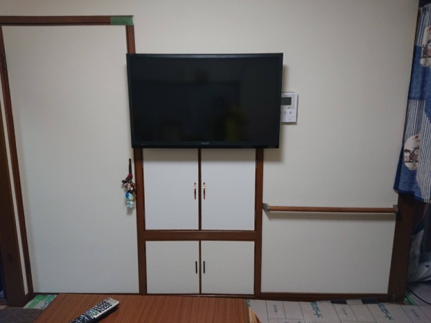 熊取町のリビングの壁に手すり取付