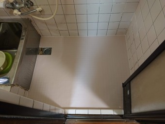 熊取町のお風呂のタイル貼りの床に床用シートを貼りました