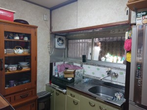 熊取町のキッチンに水切り棚を設置します