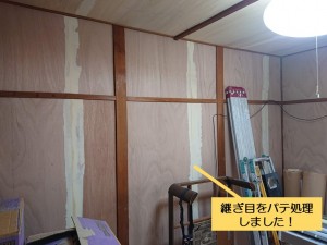 熊取町の和室の下地の継ぎ目をパテ処理